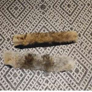 päls till jacka - oanvänd päks till jacka då jag inte använder pälsen på jackan för att jag inte tycker att det är fint.