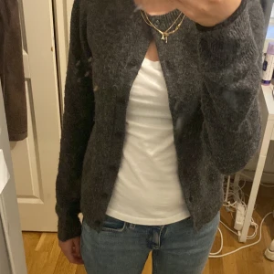 Stickad Grå kofta  - Supersnygg stickad  grå kofta ifrån H&M. Inga defekter och bara använd några få gånger. Passar till allt.