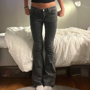 Gina tricot jeans  - Säljer ett par jätte snygga Gina tricot jeans som är bootcut och lågmidjade!!! 💞💞 (De är inte slitna,det är bara färgen)  Nypris:499 Pris kan diskuteras!  Skriv om du har några frågor!!💗💗