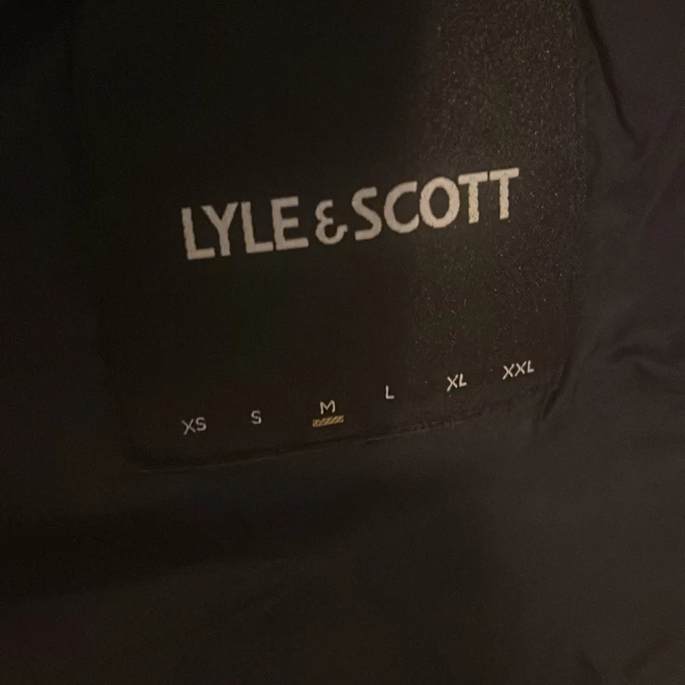 Skön Marinblå Lyle&Scott väst som aldrig andvänts  skick 10/10. Jackor.