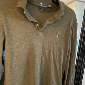 Ralph lauren piké  - Ralph lauren piké långärmad Tröjan har blivit för liten då det är storlek S men passar nog mer på xs Ny pris 1100kr Mitt pris 450kr