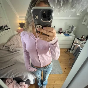 kofta - en så så söt rosa kofta, perfekt till våren!!💗 (OBS! ser ut som en fläck på bröstet men det var bara ljuset) ny pris 150, pris kan diskuteras 