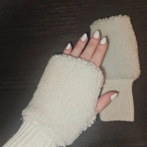 Fingerlösa vantar - Säljer dessa OTROLIGT söta och mysiga vantar. De är så sköna och värmer händerna. Jag tyckte de va jättesköna att ha under vinter/höst. 