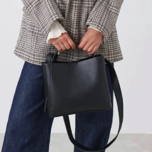 Väska - Supersnygg väska som är ifrån Gina!  Köptes här på plick som oanvänd! Jag har använt den sparsamt Dock har tråden på sidan släppt lite (se bild 4) men inget som syns när man har väskan på💖