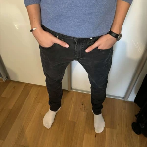 Sköna J Lindeberg jeans💸 - Sköna J Lindeberg jeans som inte kommer till användning, med snygg svart färg. Ny pris 1300, mitt pris 450kr. Grabben på bilden är 181cm