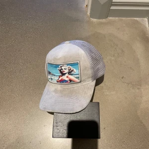 Revenite keps LIMITED EDITION - En velvet keps som passar alla stilar! Finns endast ett fåtal exemplar. 