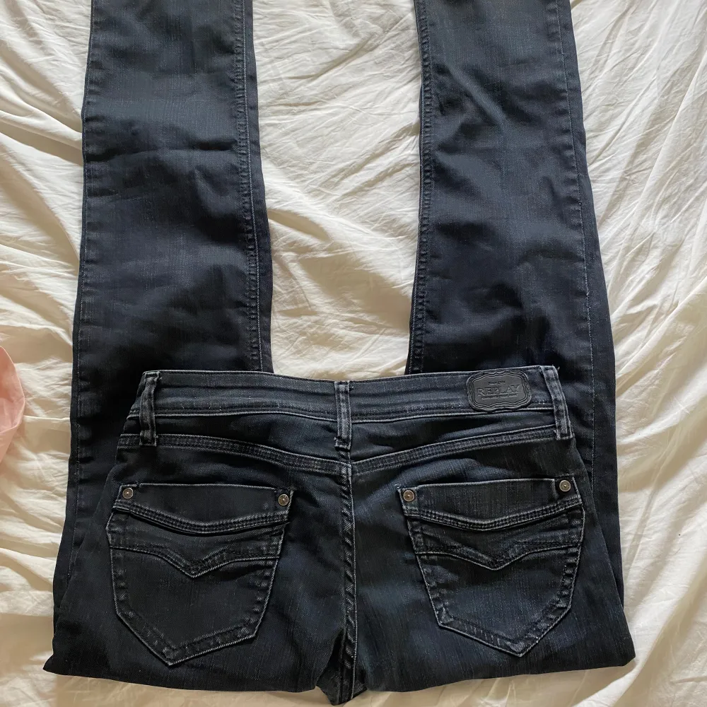 Lågmidjade jeans, raka/slim i gott skick med coola detaljer . Jeans & Byxor.