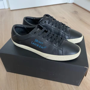 Saint Laurent skor  - Säljer ett par riktigt feta Saint Laurent skor som är i ett väldigt bra skick!  Storlek 43!  Bara skorna medkommer vid köp! Hör gärna av dig om du har frågor!