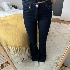 Bootcut jeans Zara - Säljer mina bootcut jeans från Zara i storlek 38. 
