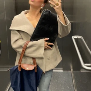 Longchamp väska navy - Otroligt fin longchamp väska i färgen navy, liten modell men fortfarande rymlig. Perfekt inför skolstart. Har mycket slitage på handtagen men inget som förhindrar användningen, därav priset. 😇