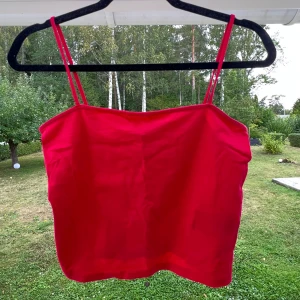 Rött linne - Ett rött linne från H&M. Säljer pga att det blivit för stort för mig ❣️ Använd max 5 gånger!  Längd: 31 cm Byst: 76 cm