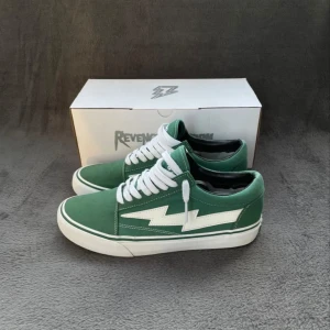 Revenge X Storm Skor - Snygga Revenge X Storm skor som inte kommer till användning. Storlek US 8, samma som 41-42 En liten defekt på vänster skon! Annars bra skick