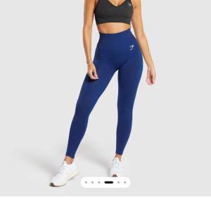 Säljer dessa oanvända blå Gymshark tights så de aldrig kommit till användning 💙köptes för runt 500kr, aldrig använda men saknar prislapp 