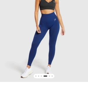 Gymshark tights - Säljer dessa oanvända blå Gymshark tights så de aldrig kommit till användning 💙köptes för runt 500kr, aldrig använda men saknar prislapp 