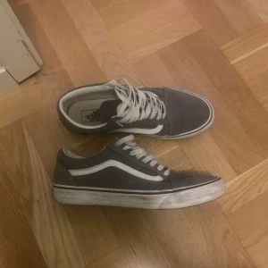 Gråa Vans strl 43 - Gråa Vans i strl 43 Bra skick, lite smutsig sula men inget en liten tvätt inte kan lösa 400 kr