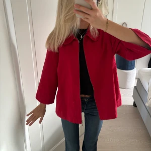 Jacka - Superfin jacka från John Lewis med lite kortare ärm😍 helt perfekt nu till hösten, sparsamt använd 