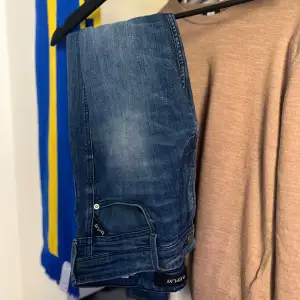 Bra skick, feta jeans, stretchiga, perfekt till hösten. Priset är ej hugget i sten. Vid köp av båda jeansen jag lagt upp blir det betydligt billigare. Det är samma jeans på bilderna bara olika ljus. Vid funderingar och frågor är det bara att skriva.