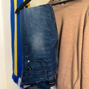 Replay anbass - Bra skick, feta jeans, stretchiga, perfekt till hösten. Priset är ej hugget i sten. Vid köp av båda jeansen jag lagt upp blir det betydligt billigare. Det är samma jeans på bilderna bara olika ljus. Vid funderingar och frågor är det bara att skriva.