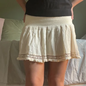Superdry kjol - Snygg beige/vit superdry kjol köpt för 600 hundra i butik.Går att väklas upp. Resor band i midjan. Passar mig som vanligtvis har 34/36. Super bra skick 