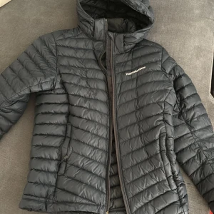 Peak performace jacka  - Som ny använd cirka 2 månader inga skador eller defekter på den! Strl 160 men passar en xs/s, priset kan diskuteras 