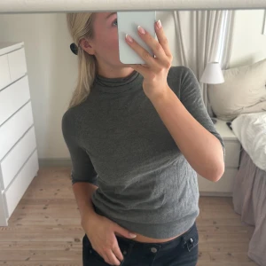 Tunn polotshirt - Säljer denna gråa stickade polotshirten från Zara. Spegeln är smutsig på bild 2 💕💕 