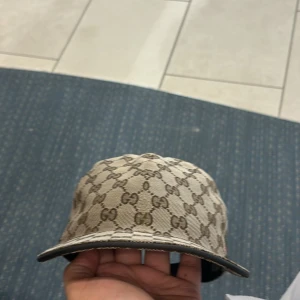 Äkta Gucci keps  - Box och kvitto med kommer. Gammal modell Gucci keps från 2018 mycket bra sick.