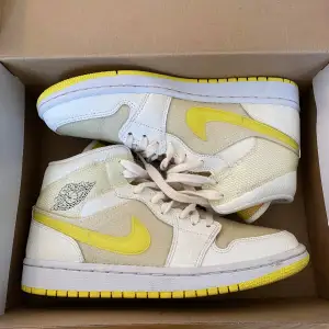 Vita och gula air Jordan 1 mids i fint skick med originalförpackning kvar. Storlek 40. Köpta på zalando för några år sedan och använda fåtal gånger. Hör av dig om du har några frågor eller vill ha fler bilder 🤍