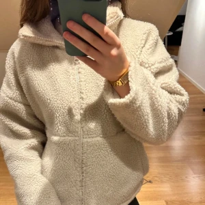 Carin Wester teddy jacka - Mycket bra kvalitet, inga defekter eller märken över huvud taget. (VÄLDIGT bra prisnedsänkning) Storlek L men passform som M ❤️