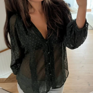 Grön blus - Tunn grön blus i fint material💕 köpt från Zara i storlek S🤗