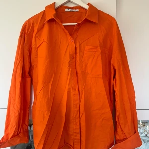 Skjorta - Nakd  - Säljer en orange skjorta i storlek 40 från Nakd. Använd fåtal gånger, mycket gott skick. 