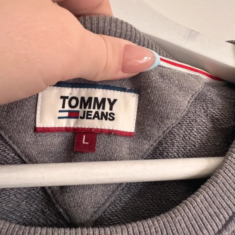 Grå sweatshirt från Tommy Hilfiger. Tryck i rött och blått.. Tröjor & Koftor.