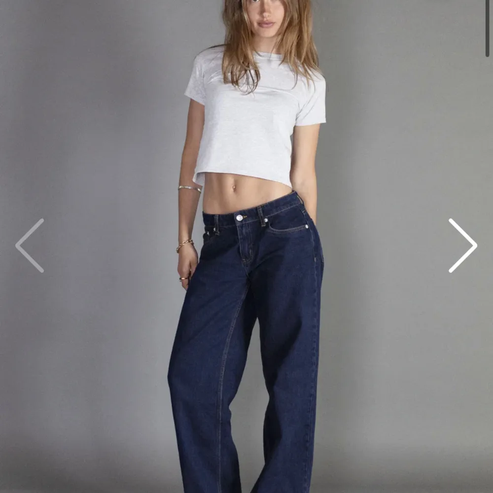 Säljer ett Esther Jeans- Dark blue med loose fit från dinvintageshop som nu har sålt slut. I bra skick förutom att jag har tagit bort de rosa märket där bak! Skit snygga för en casual och enkel fit! Storlek M men passar mig bra som S. Jeans & Byxor.