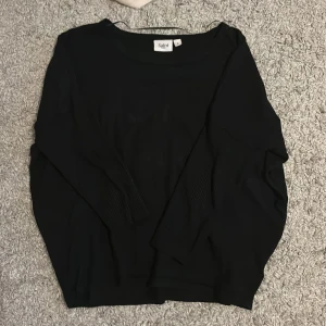 Tröja som går slutar vid armbågen - Väldigt bra skick, ganska populär tröja.