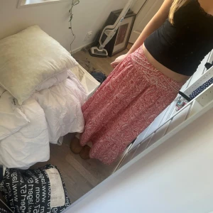 Zara Långkjol  - Säljer denna supersnygga kjolen från zara då den är för kort på mig. Jag är 178. Kan gå ned i pris vid snabb affär.