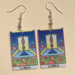 Libra örhängen  - Nickelfria krokar. Hämtas i Hornstull i Stockholm eller skickas mot fraktkostnad (18kr). 🌸