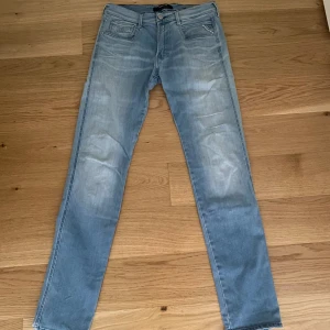 Replay anbass - Sjukt snygga Replayjeans med tvättad design😍 Nypris 1700:- 💵 Skick 10/10✅ Hör av dig vid minsta fråga eller fundering//Legitresell 