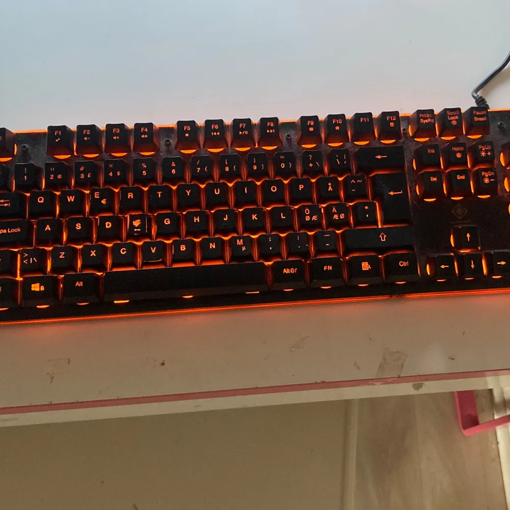 DELTACO GAMING tangentbord med 105 st tangenter, nordisk layout, membranbrytare, orange LED belysning, USB-asnlutning  och svart/orange design frakt ingår inte. Övrigt.