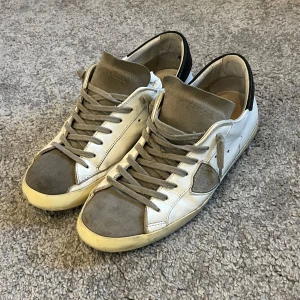 Philippe Model Skor - Säljer ett par feta Philippe Model skor 🔥De är i använt skick men har väldigt mycket kvar att ge 🔥Bara skorna ingår ❗️Hör av dig vid fundering ❗️