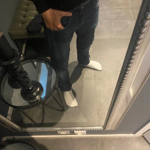 Replay jeans - Ett par riktigt feta replay jeans med en grymt snygg tvätt👖| Jeansen är i utmärkt skick✅| Jag på bilden är ca 182| Hör av er vid mer frågor eller bilder!💸🤝