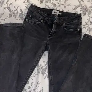 bootcut low waist jeans från lager 157, strl xxs short length men sitter som 158. använda 1 gång för de va för små