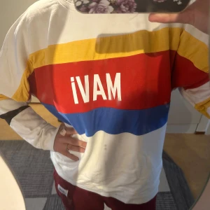 Färglad tröja - Helt ny lch bra i skick Storlek L