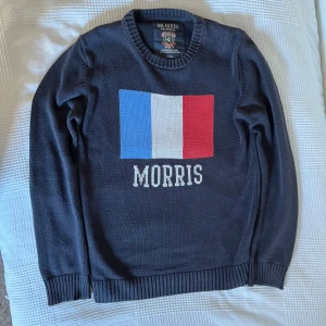 Morris stickad crewneck  - Galet fet stickad tröja från Morris. Storlek S men passar som M. Skicket är oerhört bra och färgen kommer passa perfekt nu till hösten/vintern. Mitt pris 349 men priset är ej hugget i sten! Hör av er vid minsta fundering.