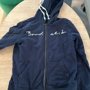 Tröja  - Säljer den här tröja skick 6/10 skriv om funderingar priset är inte spikat i sten. 