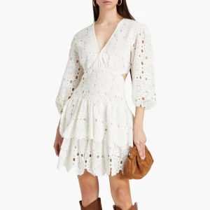 MAJE klänning - Säljer min superfina maje klänning. Helt oanvänd med lapparna kvar. Köpte inför studenten men valde en annan klänning i slutändan. Skriv för fler bilder. Köparen står för frakt🤍