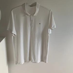 J.lindeberg piké  - Säljer nu min J.lindeberg piké då jag aldrig använder den. Tröjan är i gott skick (är dock lite skrynklig då den legat länge)  Fler bilder skickas självklart och tröjan skickas tvättad.