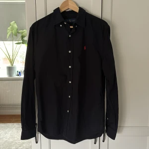 Ralph lauren skjorta - Hej, säljer denna Ralph lauren skjorta som jag köpte på Plick för ett tag sen men ej kommit till användning. Storlek M Skick 9/10