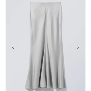 Satin kjol från weekday - Helt ny, lapparna kvar. Superfin satin kjol i en blå/grå/silver kjol. Köparen står för frakten🤍