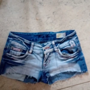 Crazy age - Ett par crazy age jeans som jag klippt själv.