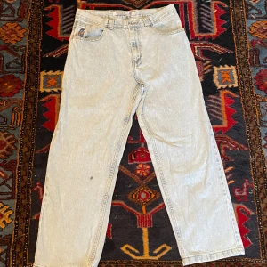 Polar 93 denim - Säljer ett par ljusblå 93 denim jeans från polar skate.co. De har en avslappnad passform och är perfekta för en casual look. Byxorna har två små fläckar på det högra benet men är inget som märks av vid användning. Utöver fläckarna är byxorna i väldigt bra skick utan tecken på slitage. Säljes då de är för små. Vid fler frågor är det bara att höra av dig