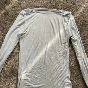 Intimissmi  - Ljus blå intimissmi tröja. Köparen står för frakt. Jag står inte för postens slarv/returer. 